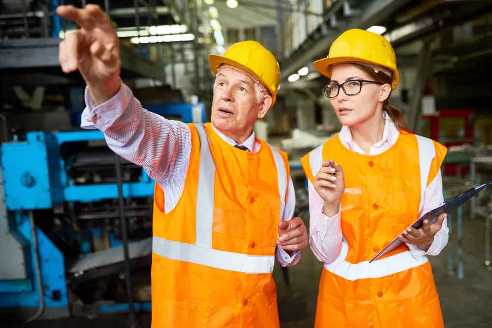 Supervisor briefing a worker